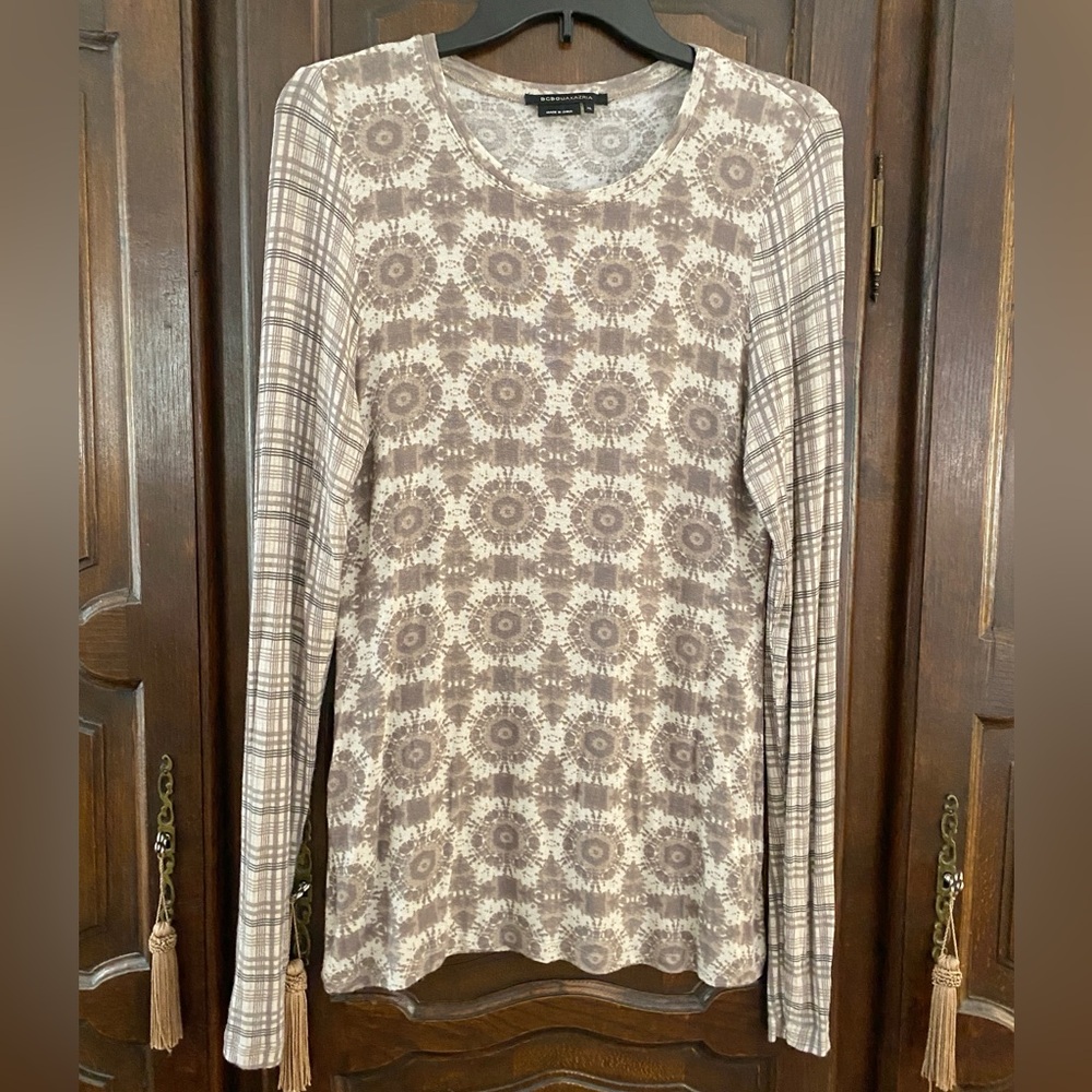 BCBG Max Azaria long sleeve knit top bohemian mix of patterns in taupe & ivory - Picture 1 of 4